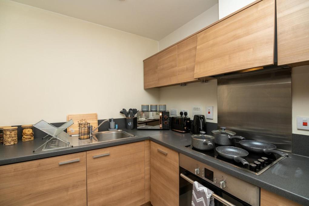 Zenith Hub Apartment Лондон Екстериор снимка